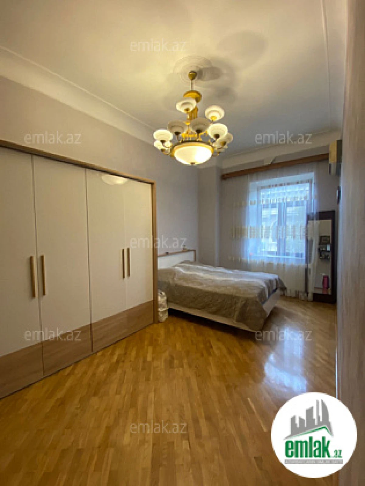 Satılır 4 otaqlı köhnə tikili 180 m²