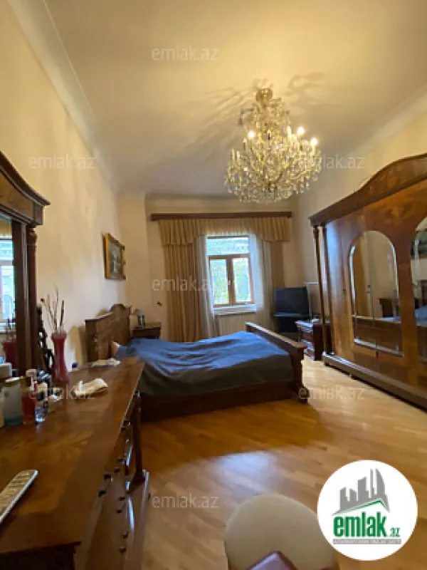 Satılır 4 otaqlı köhnə tikili 180 m²