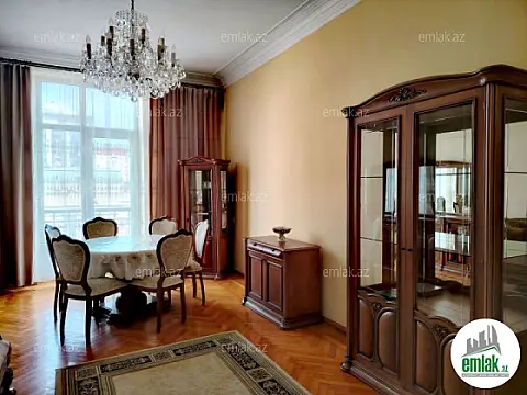Satılır 3 otaqlı köhnə tikili 80 m²