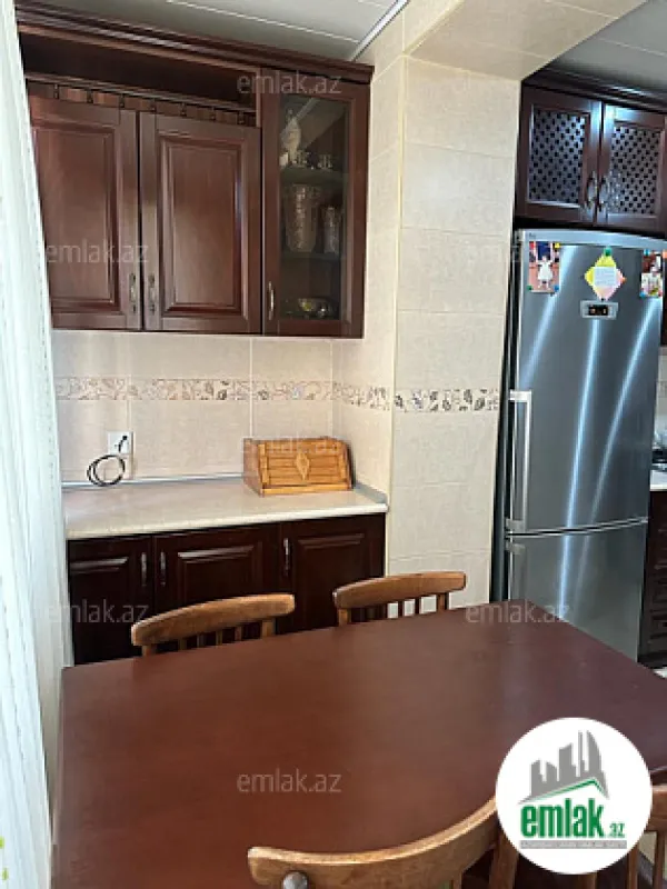 Satılır 4 otaqlı köhnə tikili 100 m²