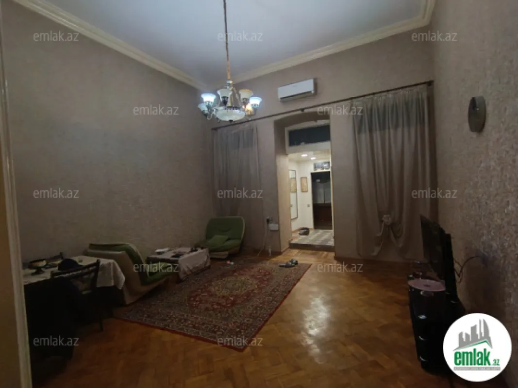 Satılır 2 otaqlı köhnə tikili 75 m²