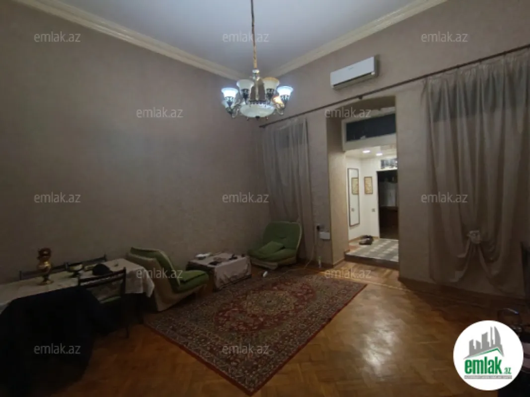 Satılır 2 otaqlı köhnə tikili 75 m²