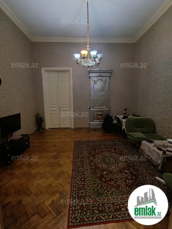 Satılır 2 otaqlı köhnə tikili 75 m²