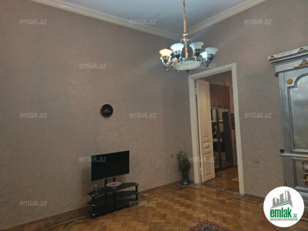 Satılır 2 otaqlı köhnə tikili 75 m²