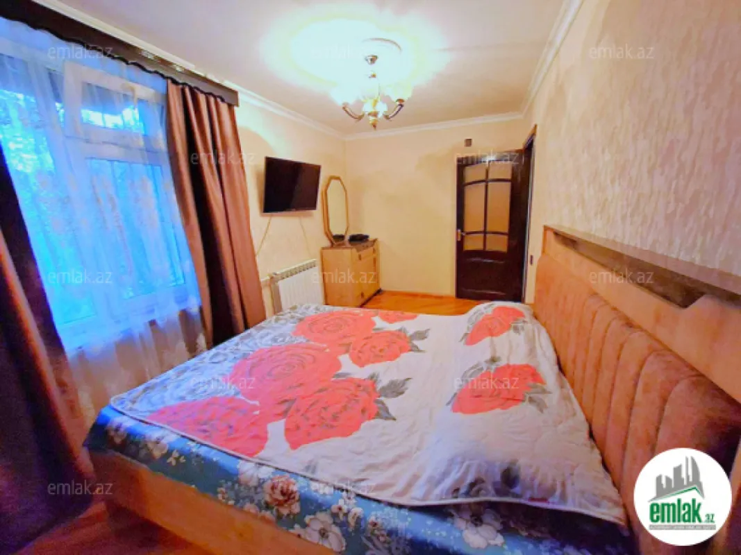 Satılır 4 otaqlı köhnə tikili 80 m²