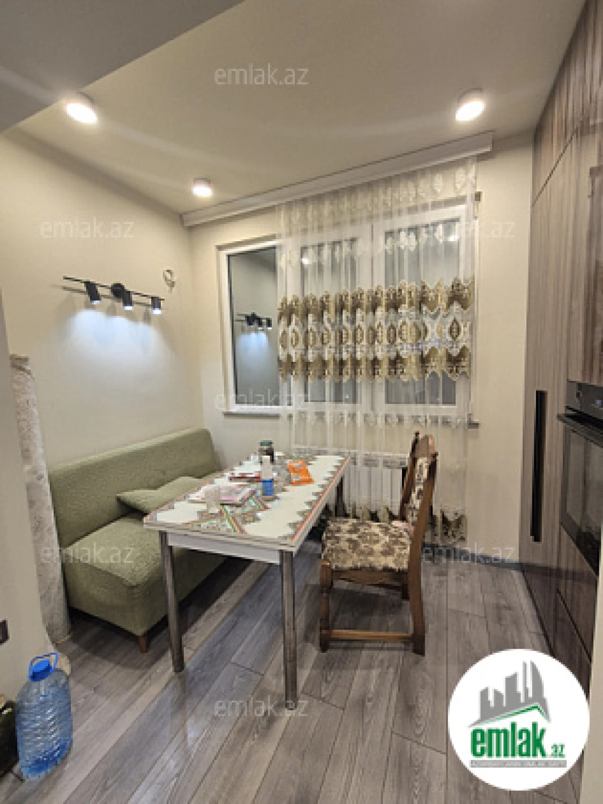 Satılır 2 otaqlı köhnə tikili 76 m²