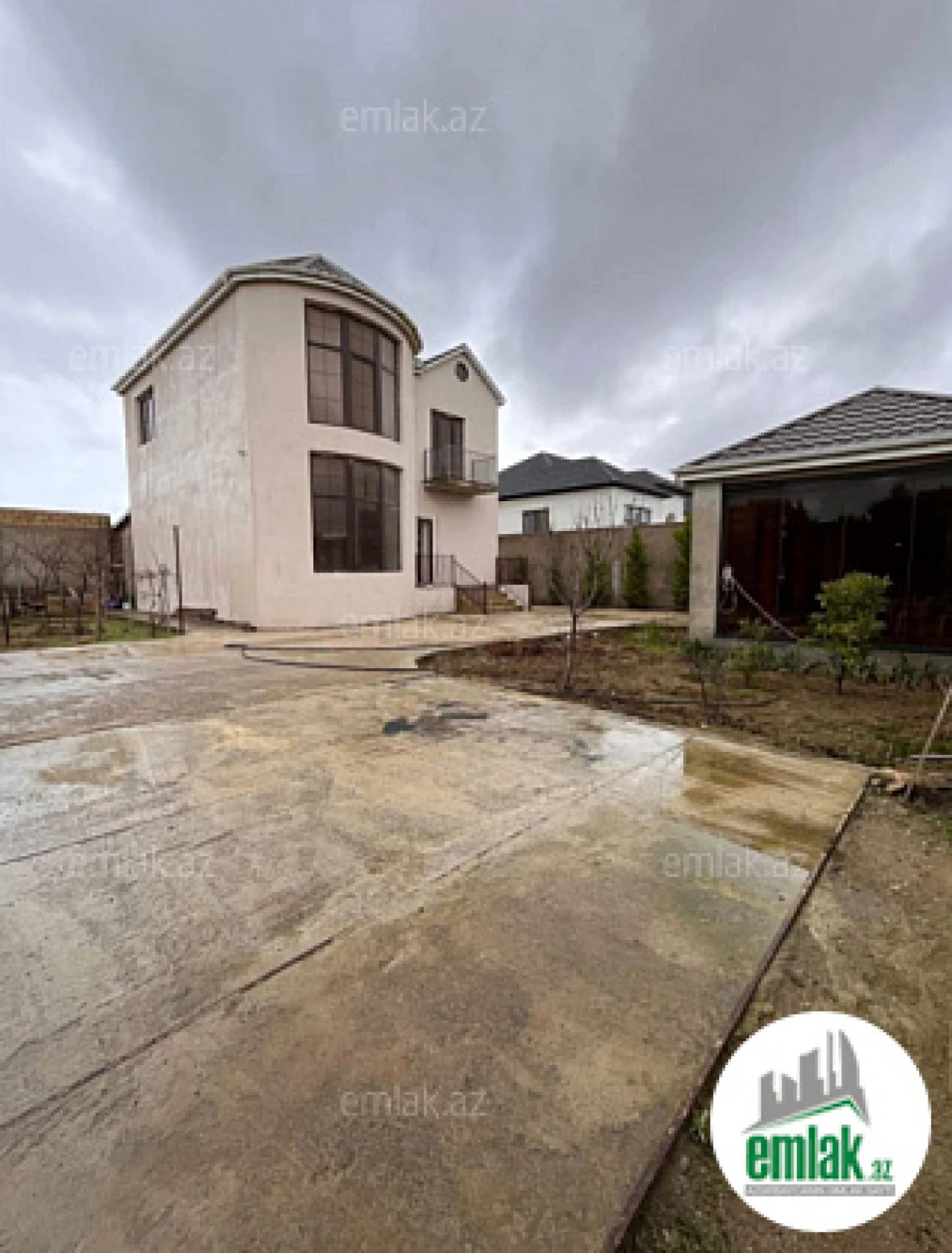 Satılır 4 otaqlı mənzil 250 m²