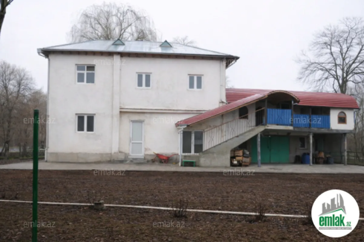 Satılır 8 otaqlı mənzil 300 m²