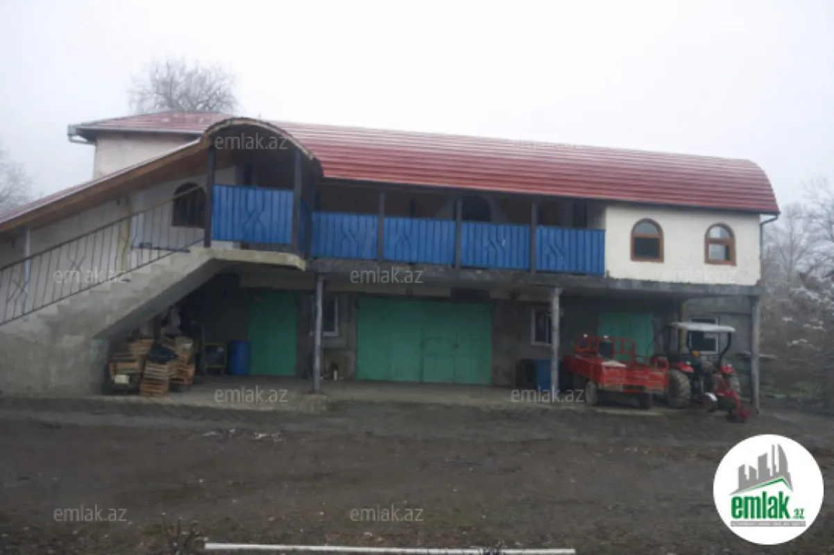 Satılır 8 otaqlı mənzil 300 m²