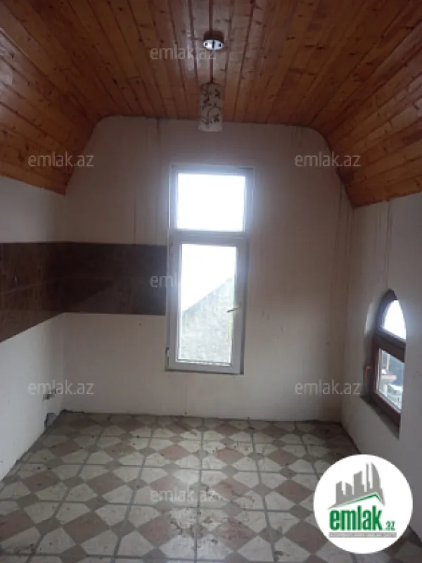 Satılır 8 otaqlı mənzil 300 m²