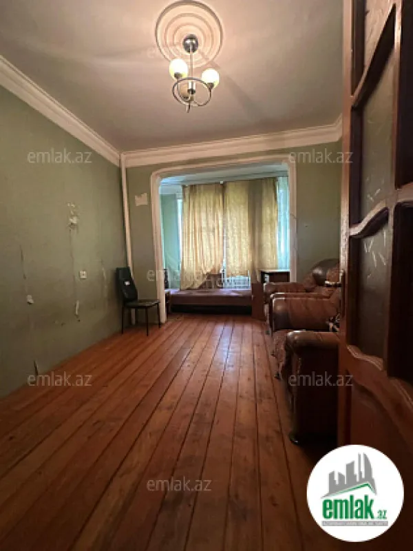 Satılır 4 otaqlı köhnə tikili 110 m²