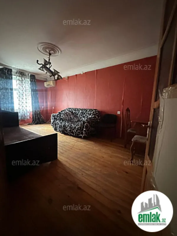 Satılır 4 otaqlı köhnə tikili 110 m²