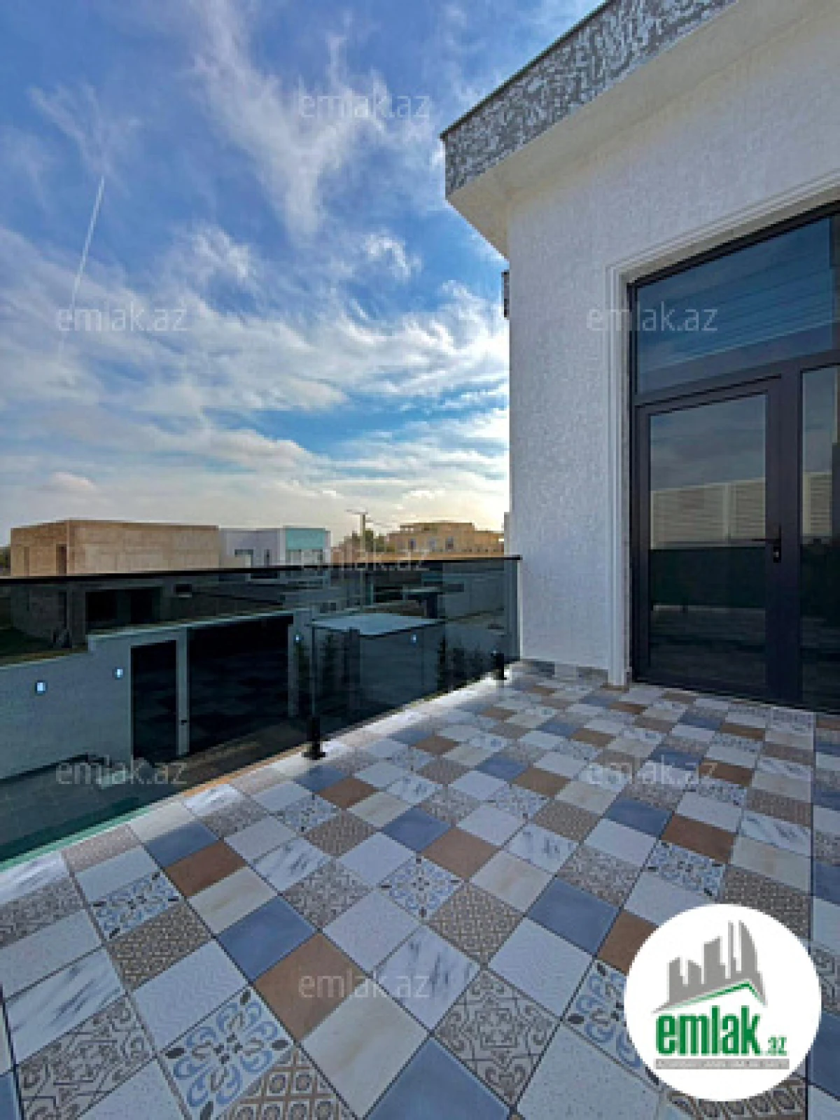 Satılır 5 otaqlı mənzil 200 m²