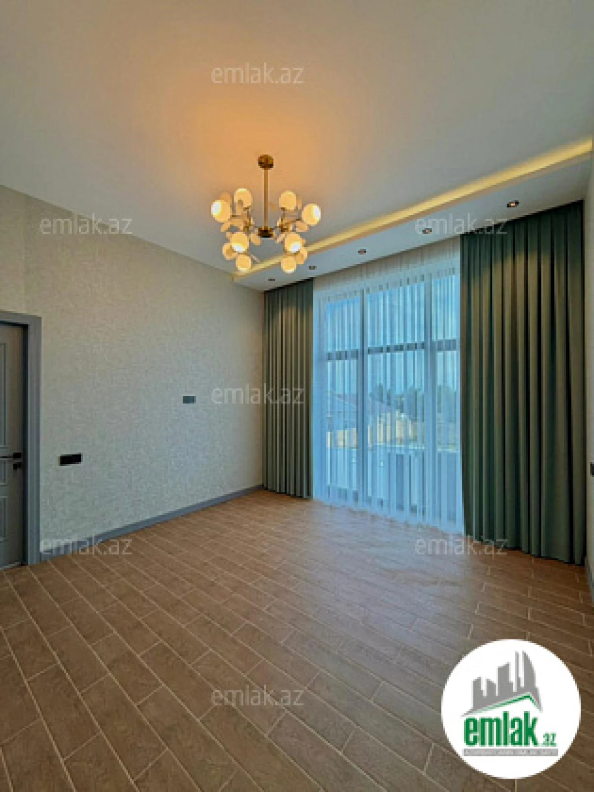 Satılır 5 otaqlı mənzil 200 m²