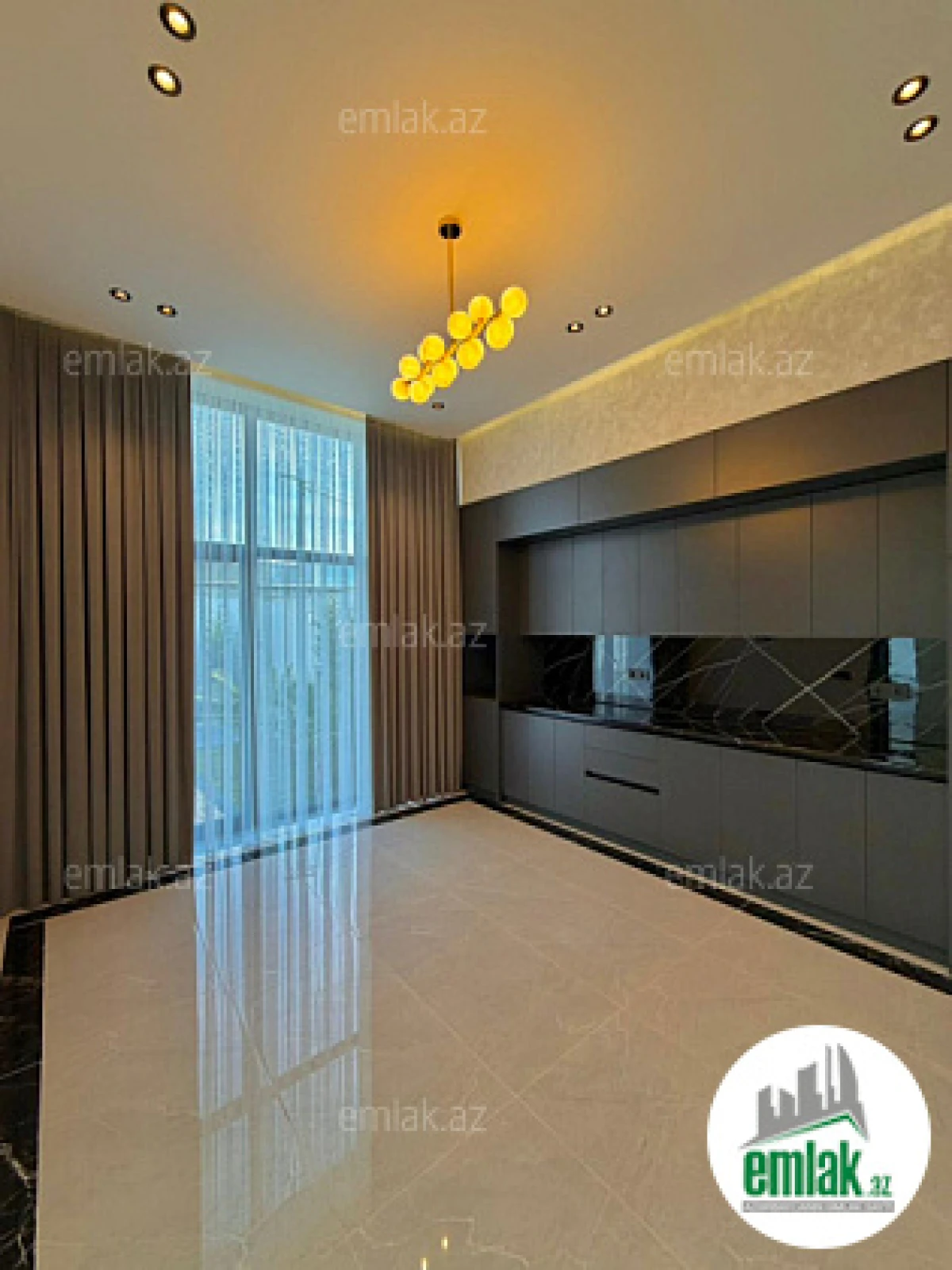 Satılır 5 otaqlı mənzil 200 m²