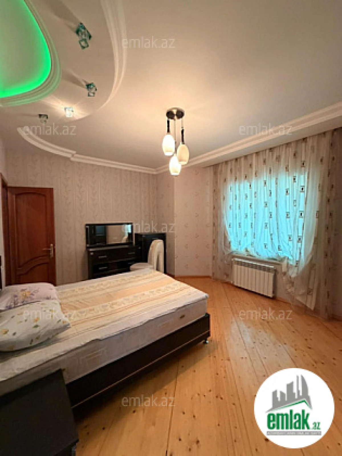 Satılır 7 otaqlı mənzil 300 m²