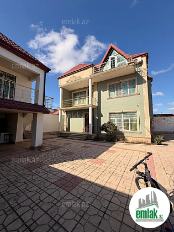 Satılır 7 otaqlı mənzil 300 m²