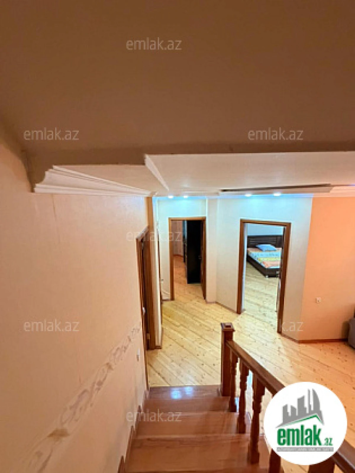 Satılır 7 otaqlı mənzil 300 m²