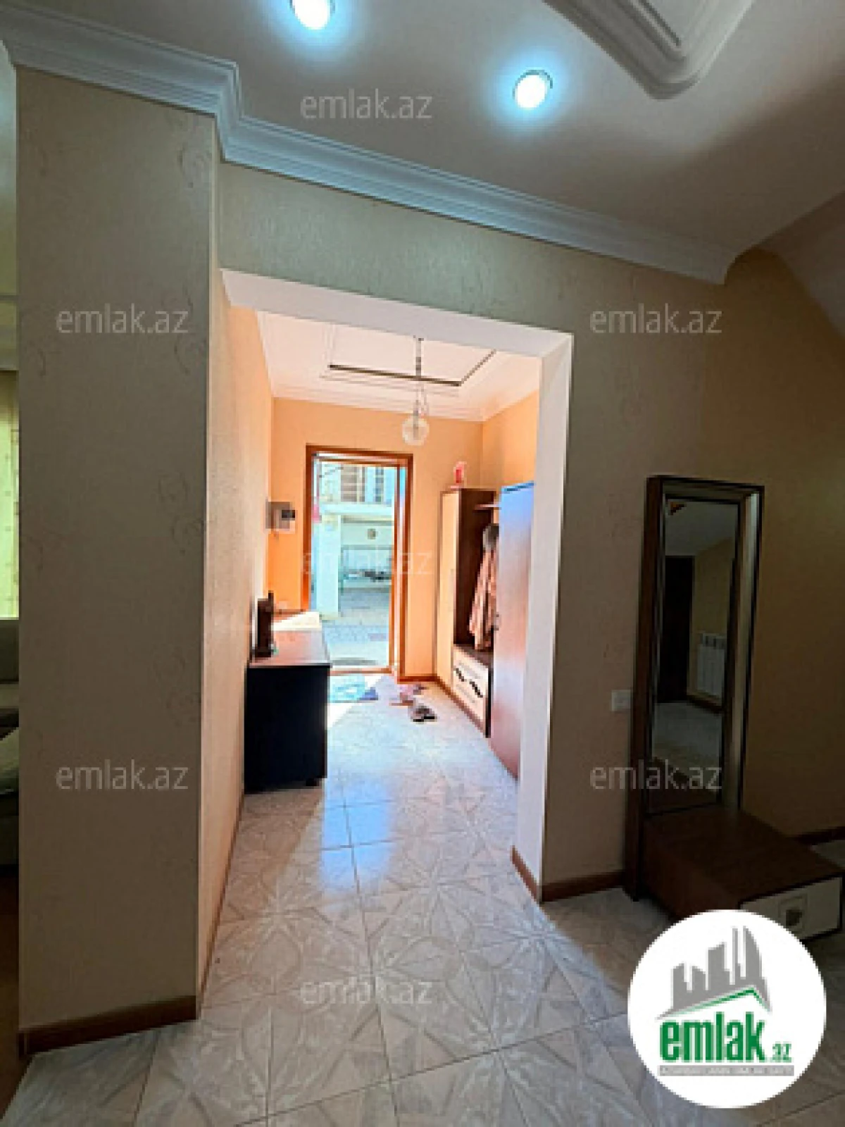 Satılır 7 otaqlı mənzil 300 m²