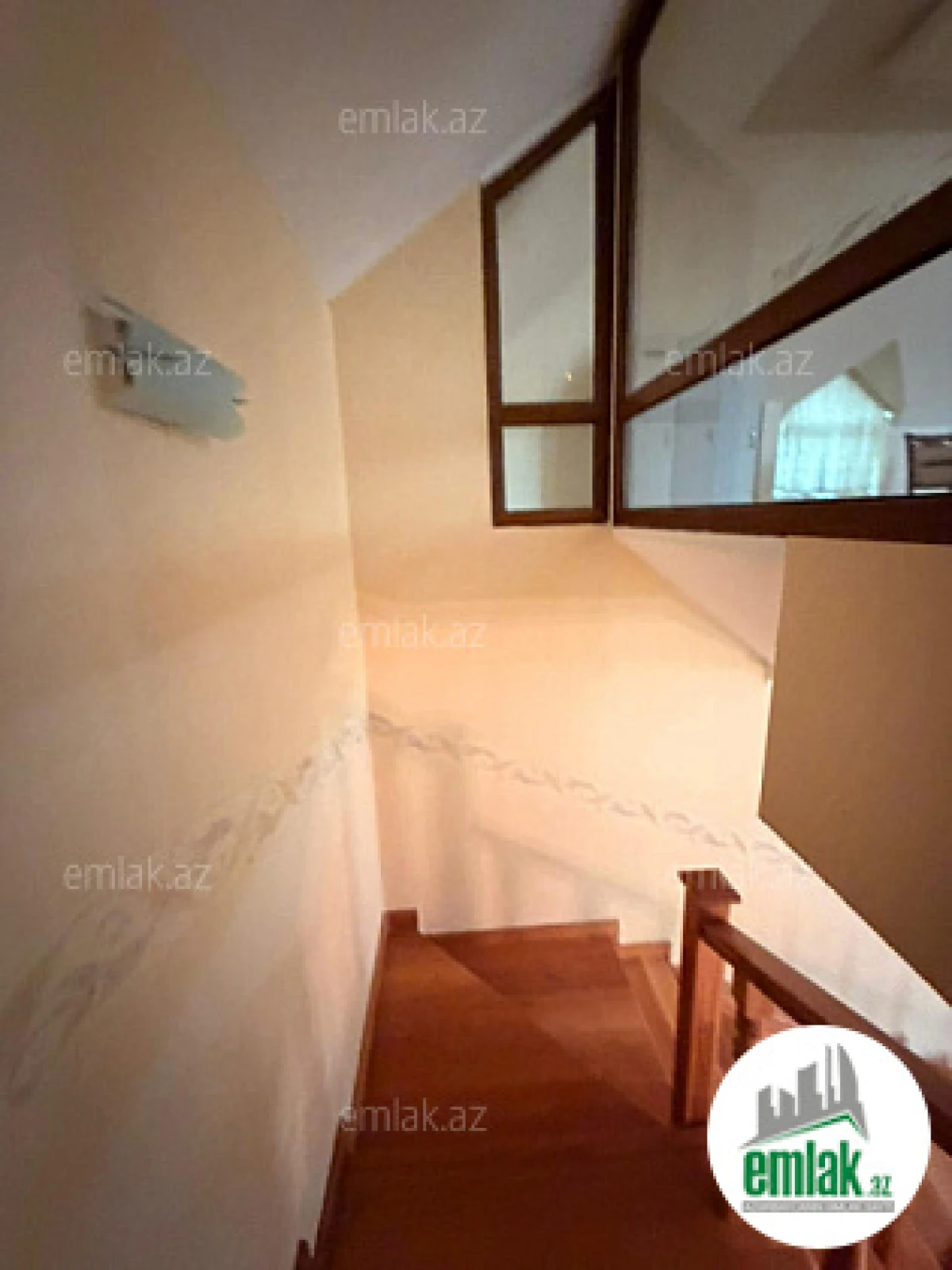 Satılır 7 otaqlı mənzil 300 m²