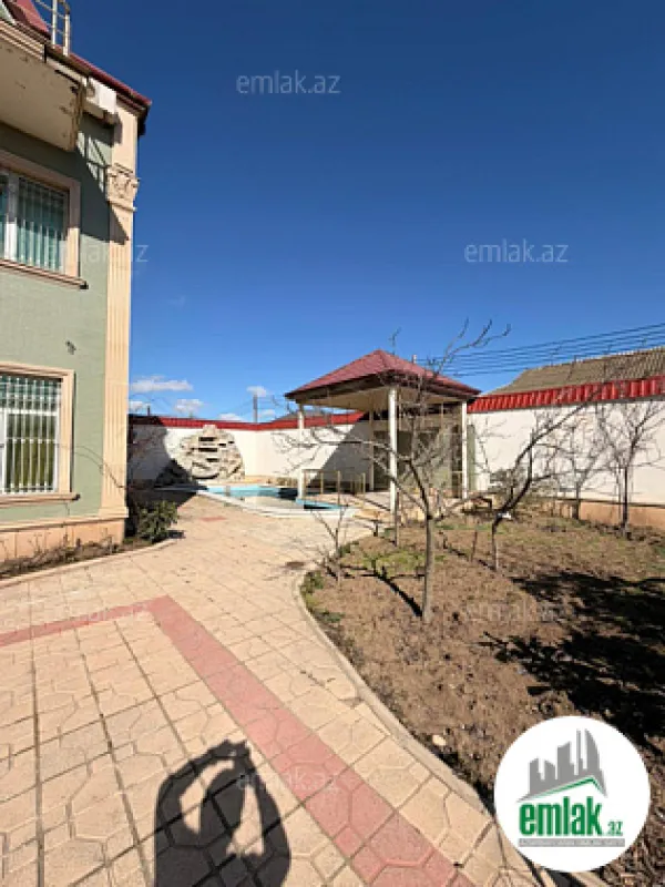 Satılır 7 otaqlı mənzil 300 m²