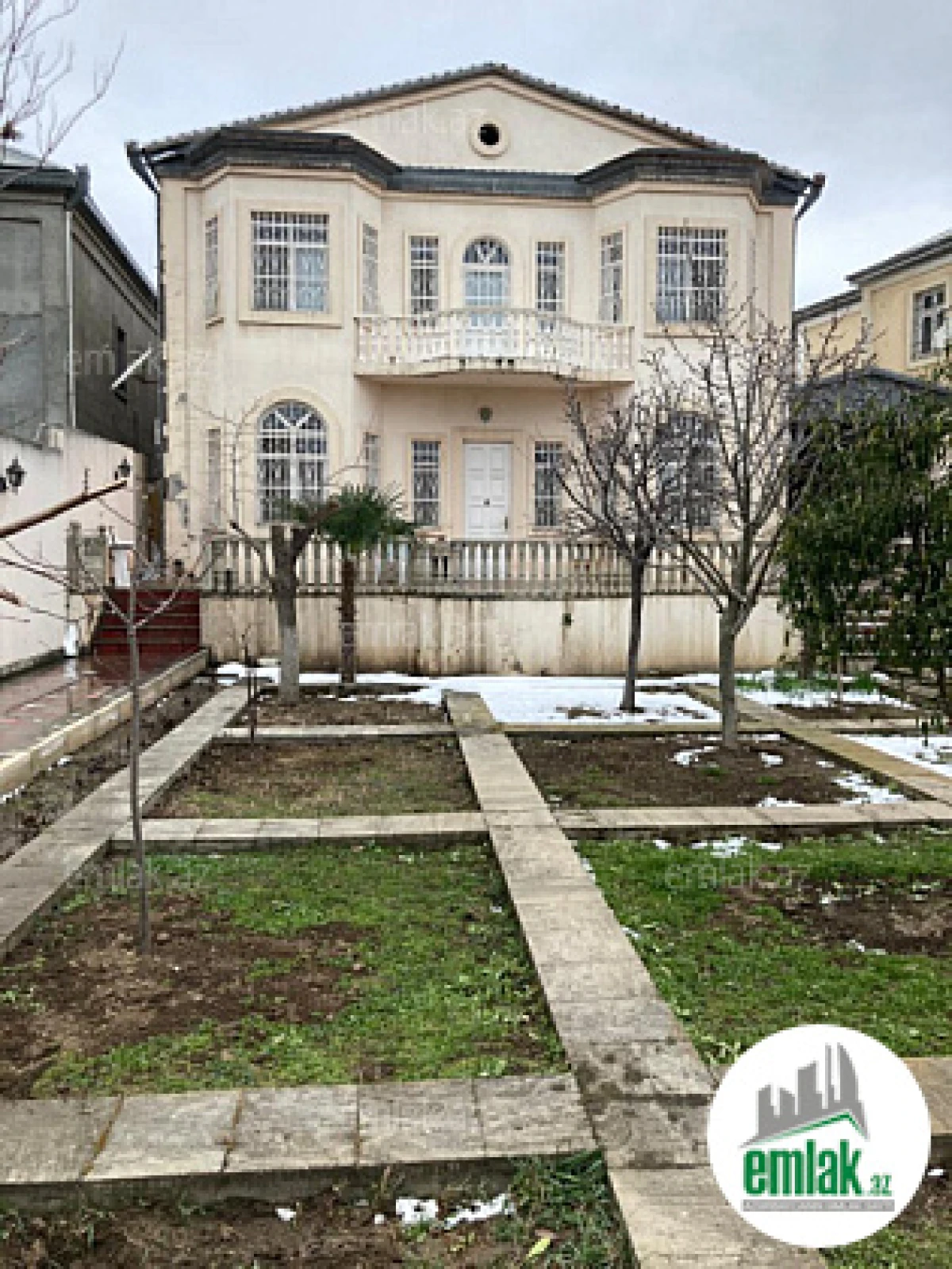 Satılır 8 otaqlı mənzil 285 m²