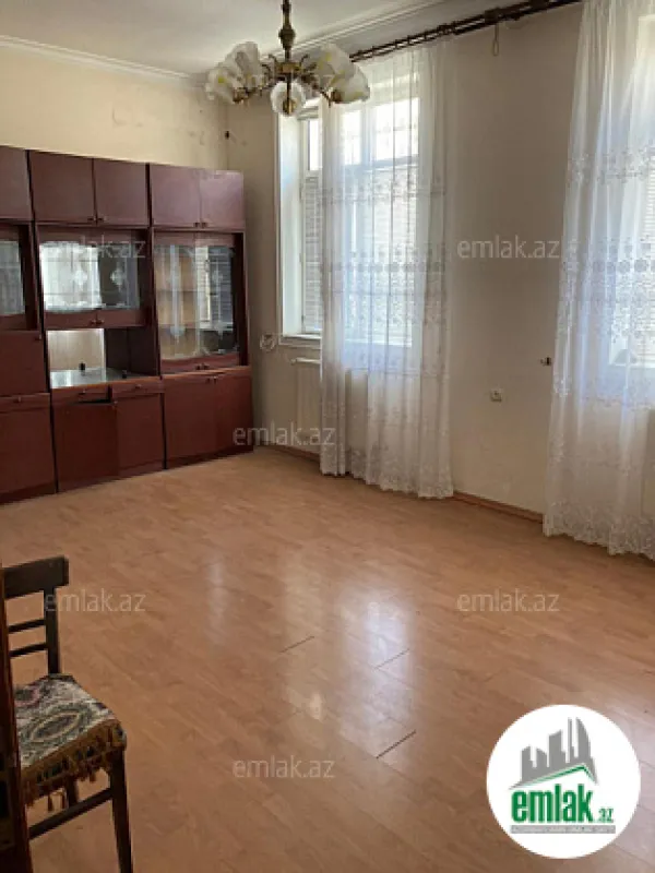 Satılır 8 otaqlı mənzil 285 m²