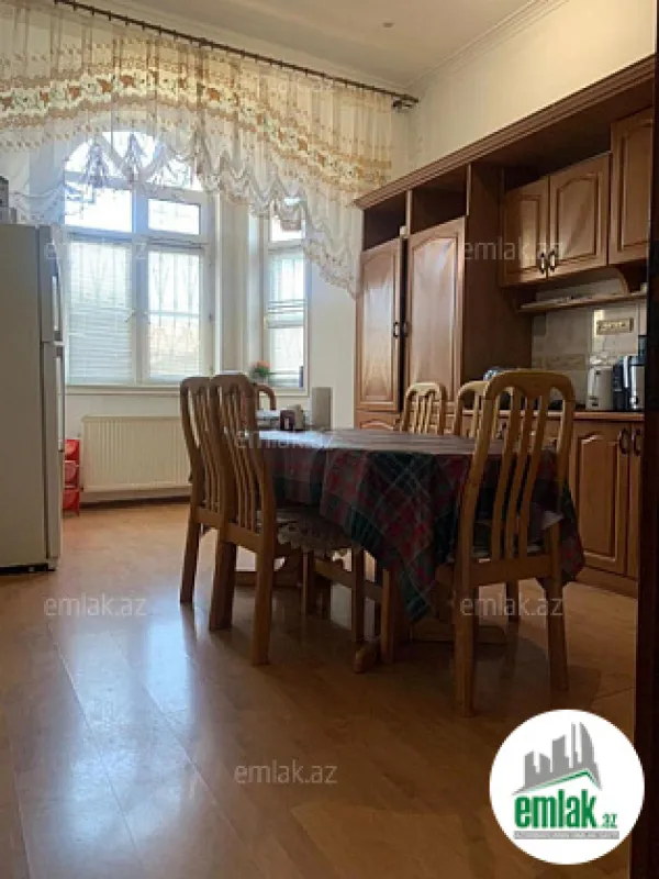 Satılır 8 otaqlı mənzil 285 m²