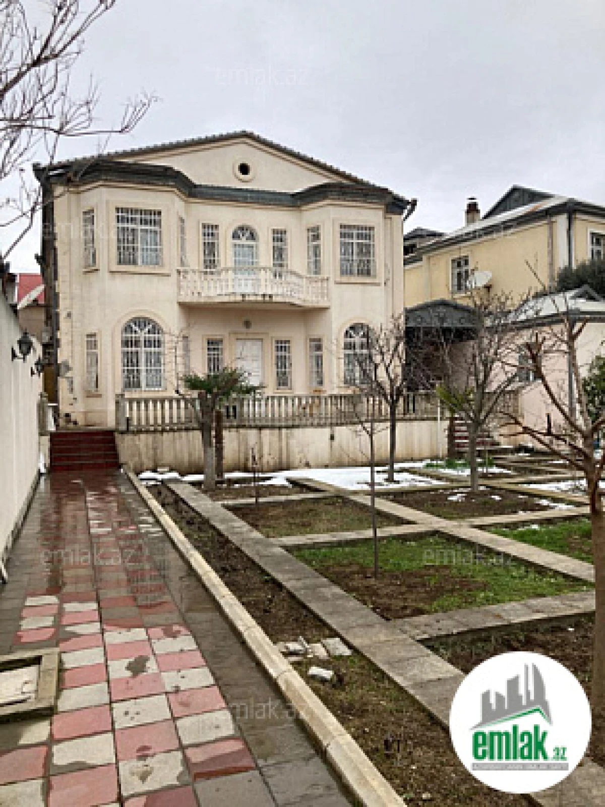 Satılır 8 otaqlı mənzil 285 m²