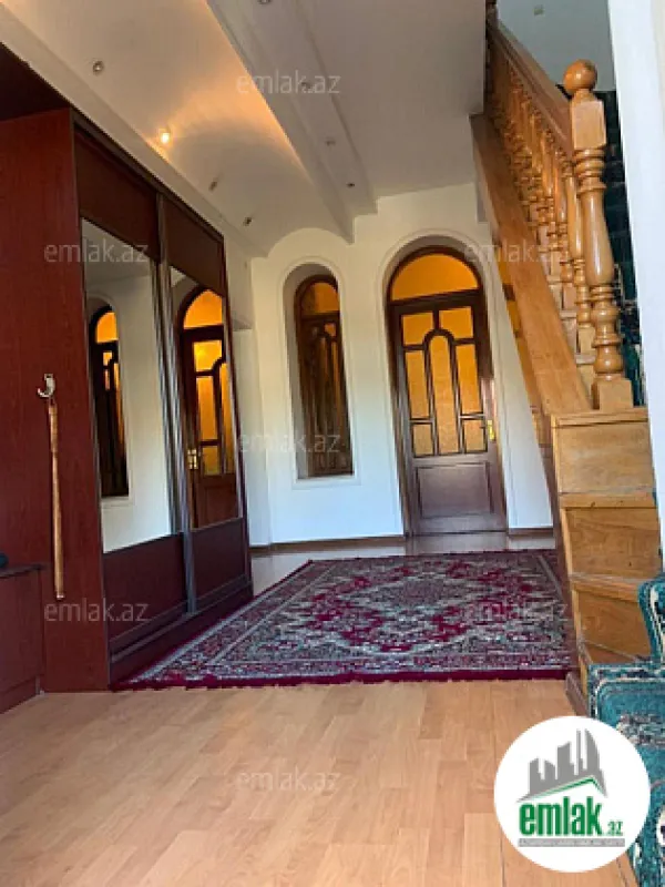 Satılır 8 otaqlı mənzil 285 m²