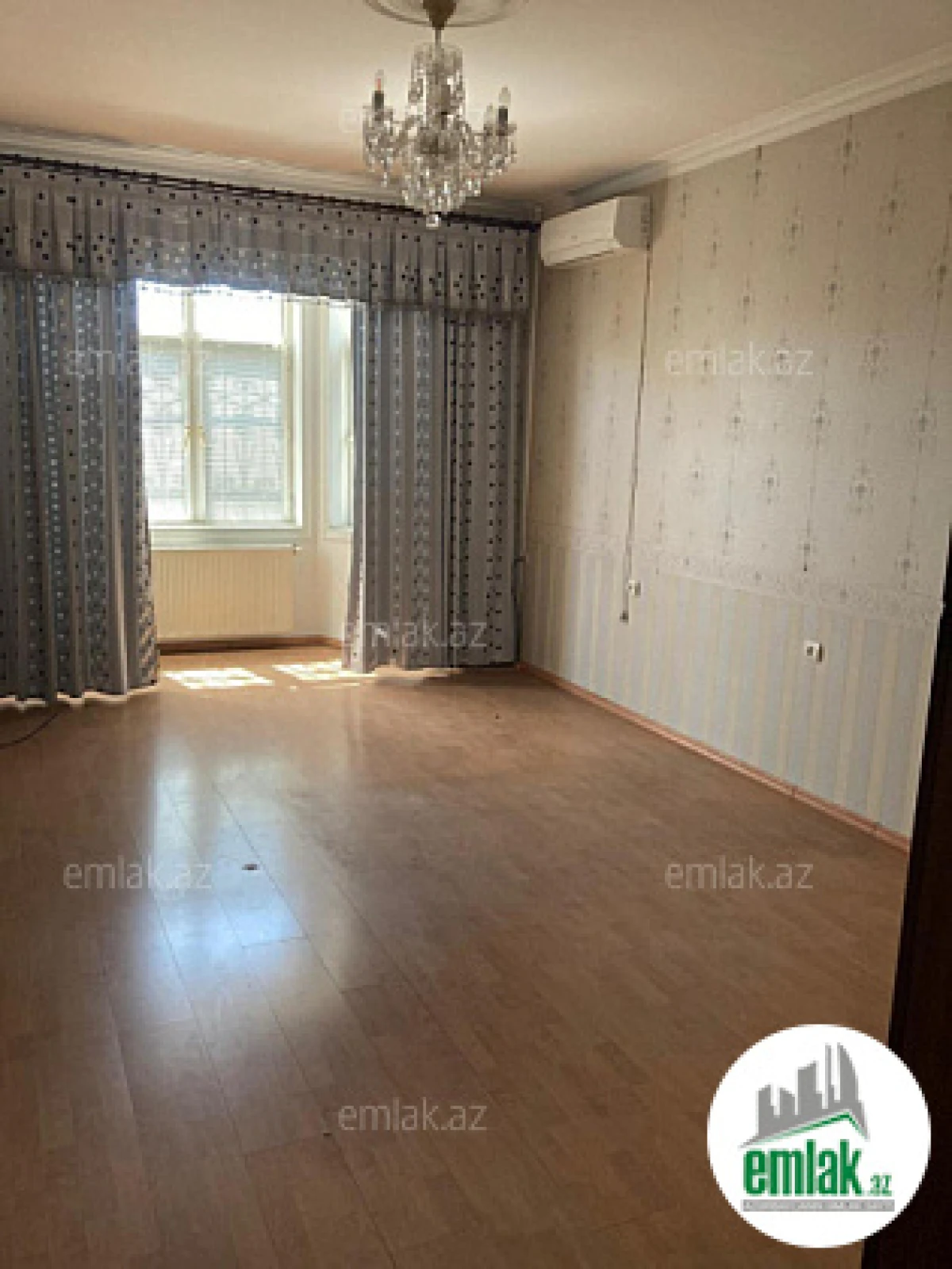 Satılır 8 otaqlı mənzil 285 m²