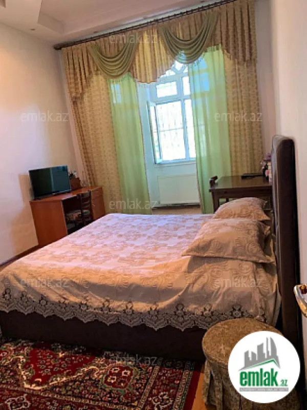 Satılır 8 otaqlı mənzil 285 m²