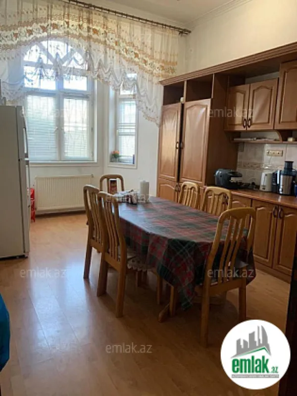 Satılır 8 otaqlı mənzil 285 m²