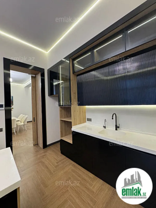 Satılır 5 otaqlı mənzil 240 m²