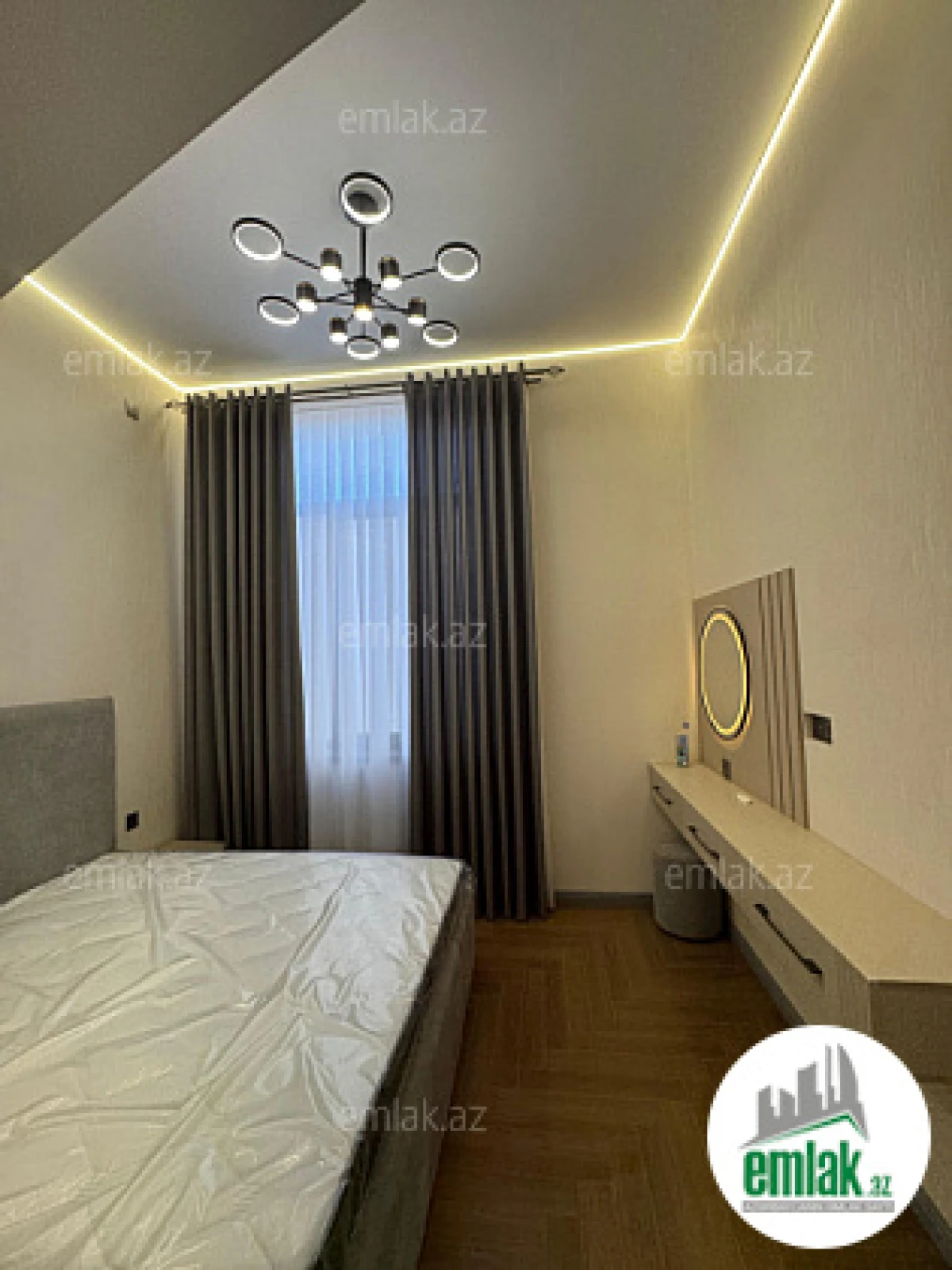 Satılır 5 otaqlı mənzil 240 m²