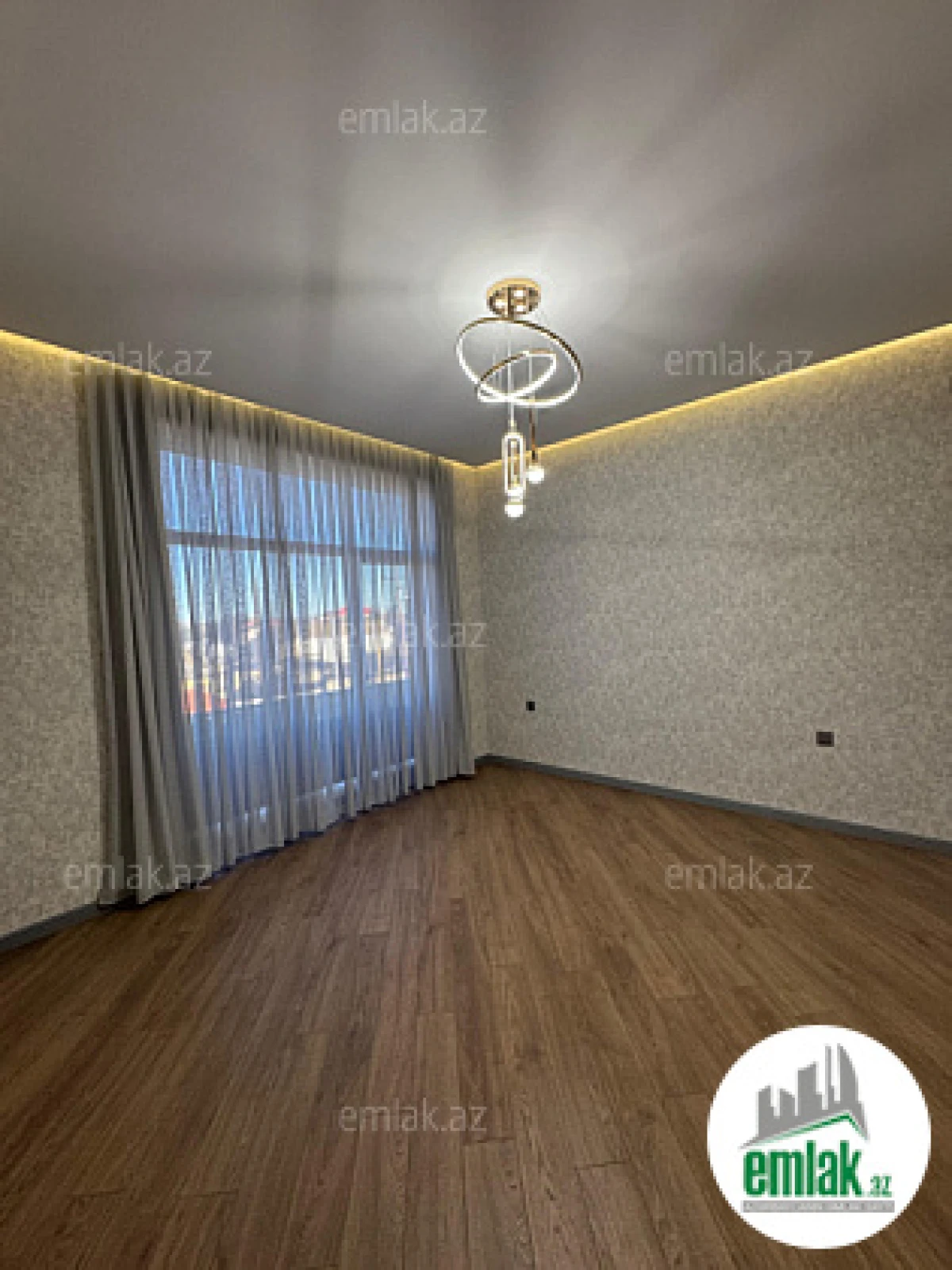 Satılır 5 otaqlı mənzil 240 m²