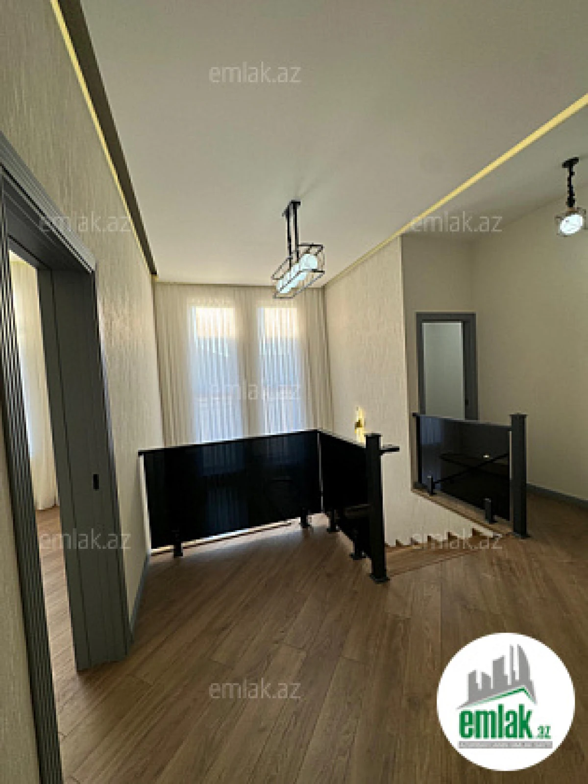 Satılır 5 otaqlı mənzil 240 m²