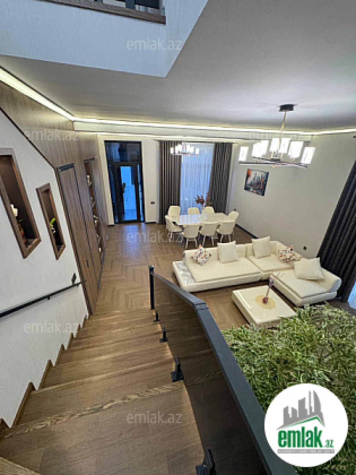 Satılır 5 otaqlı mənzil 240 m²