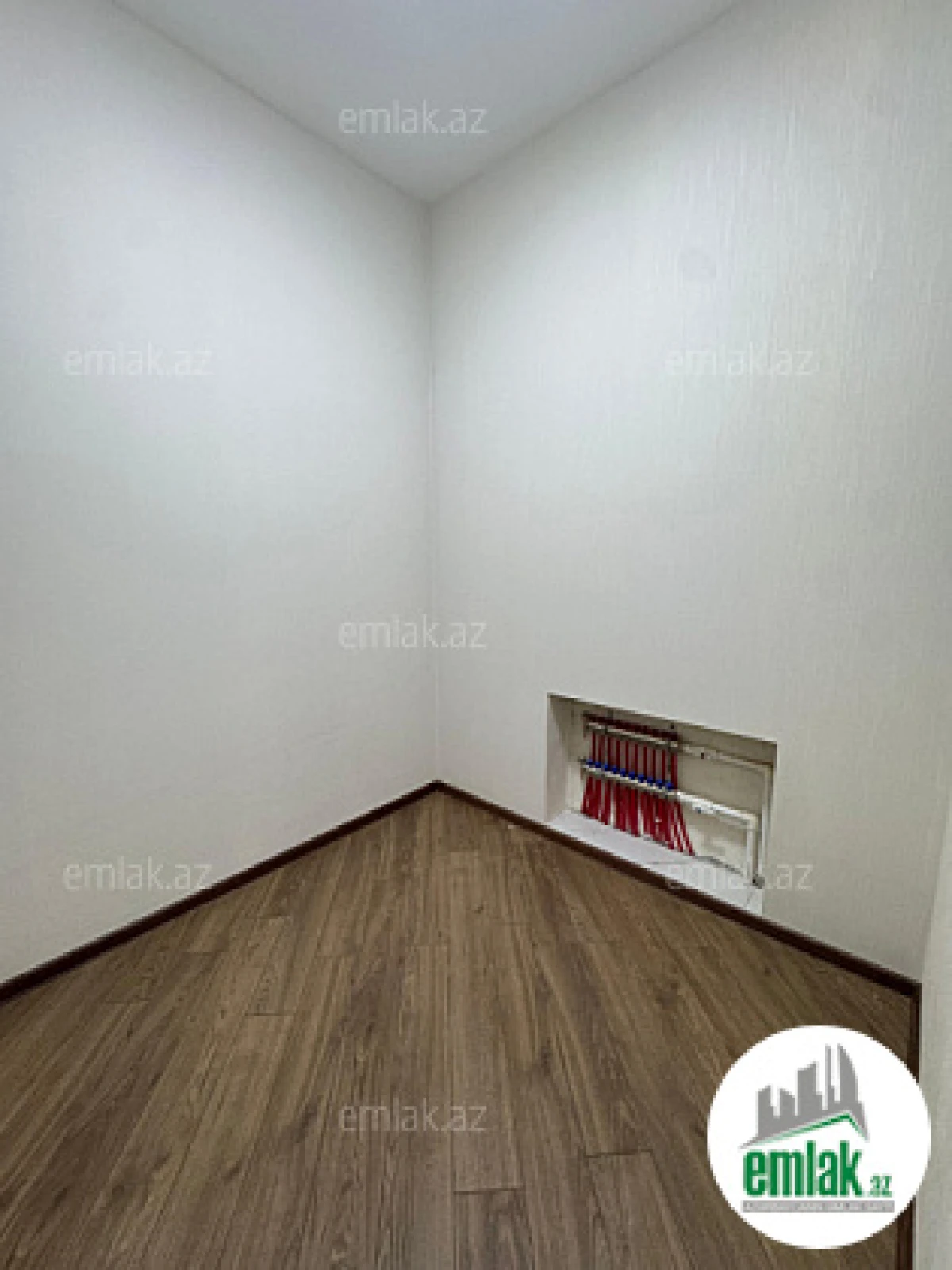 Satılır 5 otaqlı mənzil 240 m²