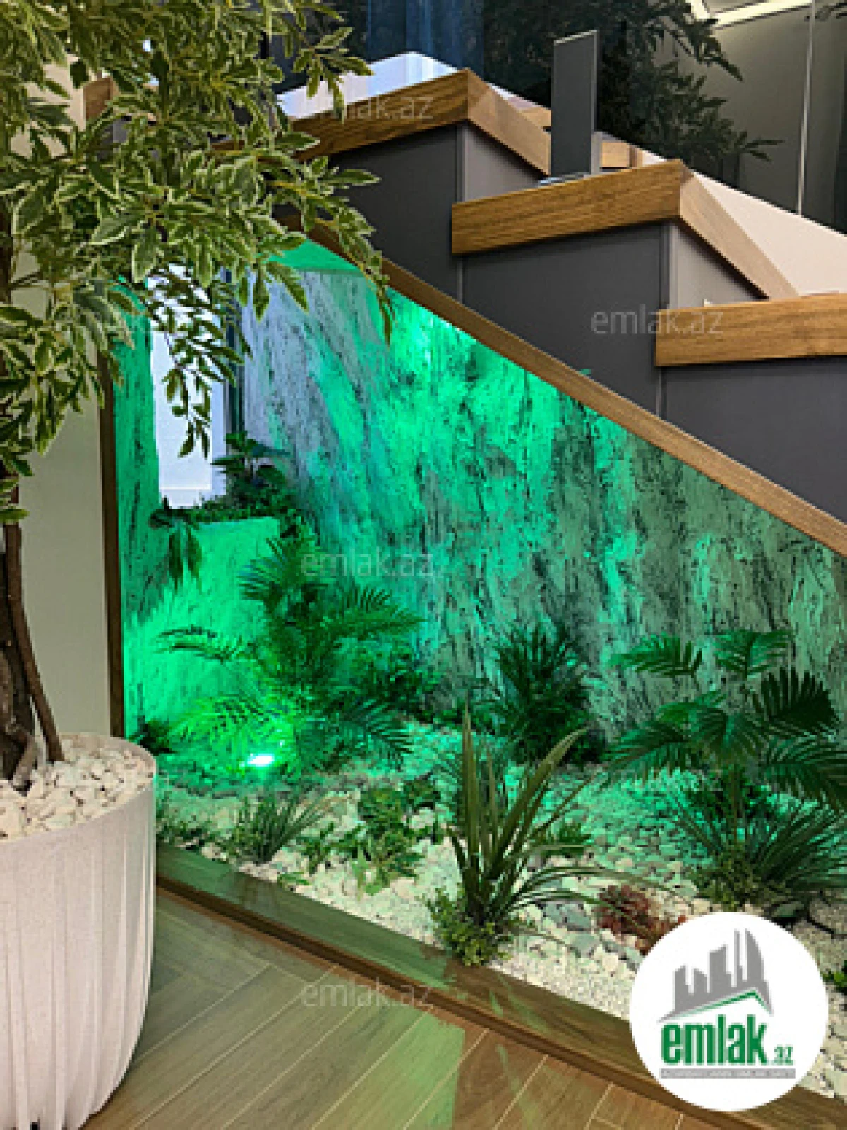 Satılır 5 otaqlı mənzil 240 m²