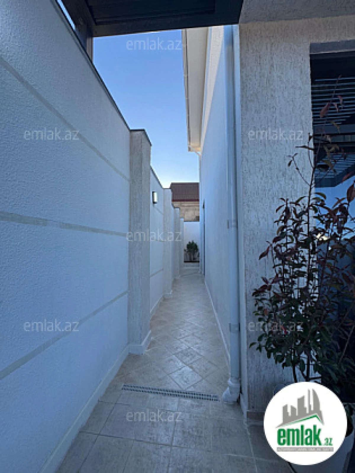 Satılır 5 otaqlı mənzil 240 m²