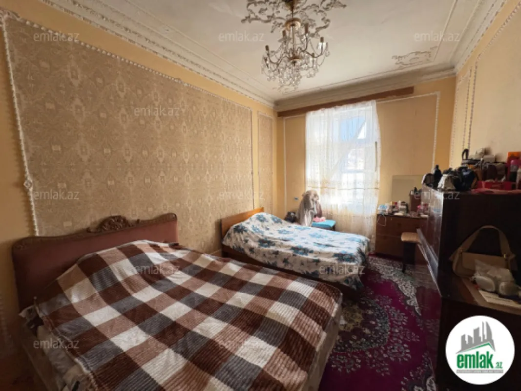 Satılır 4 otaqlı köhnə tikili 115 m²