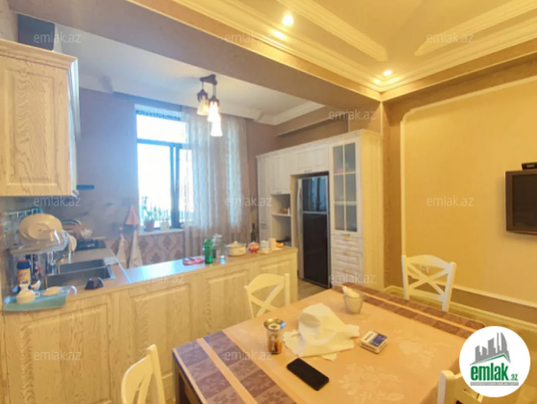 Satılır 9 otaqlı həyət evi 850 m²