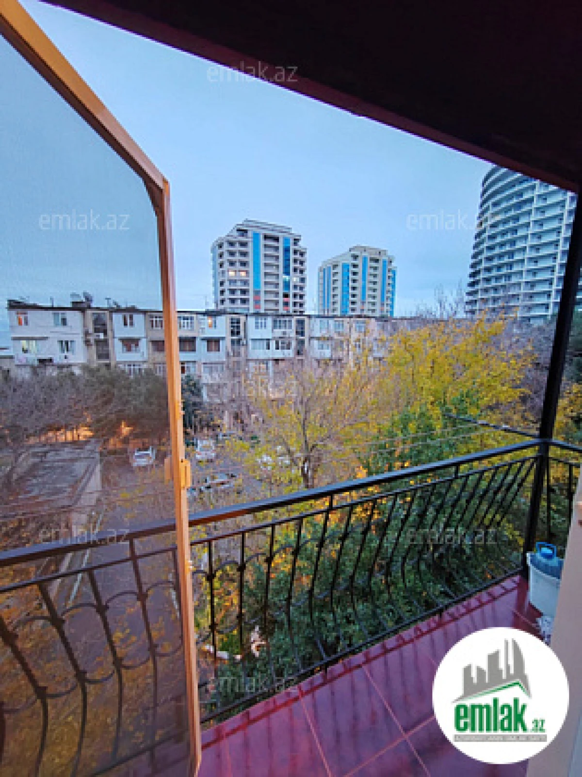 Satılır 2 otaqlı köhnə tikili 61 m²