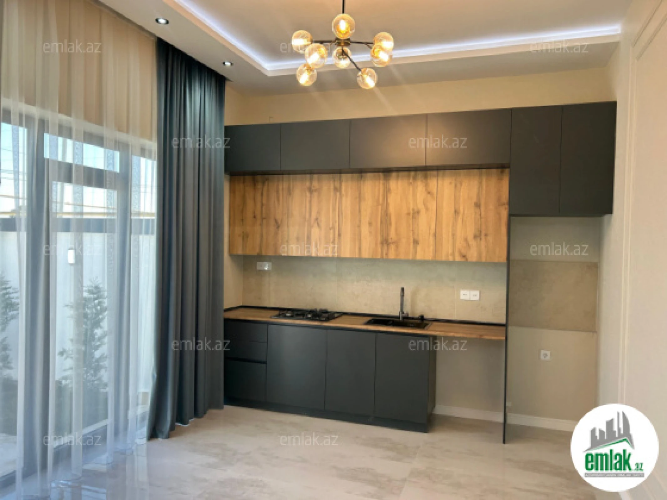 Satılır 4 otaqlı mənzil 140 m²