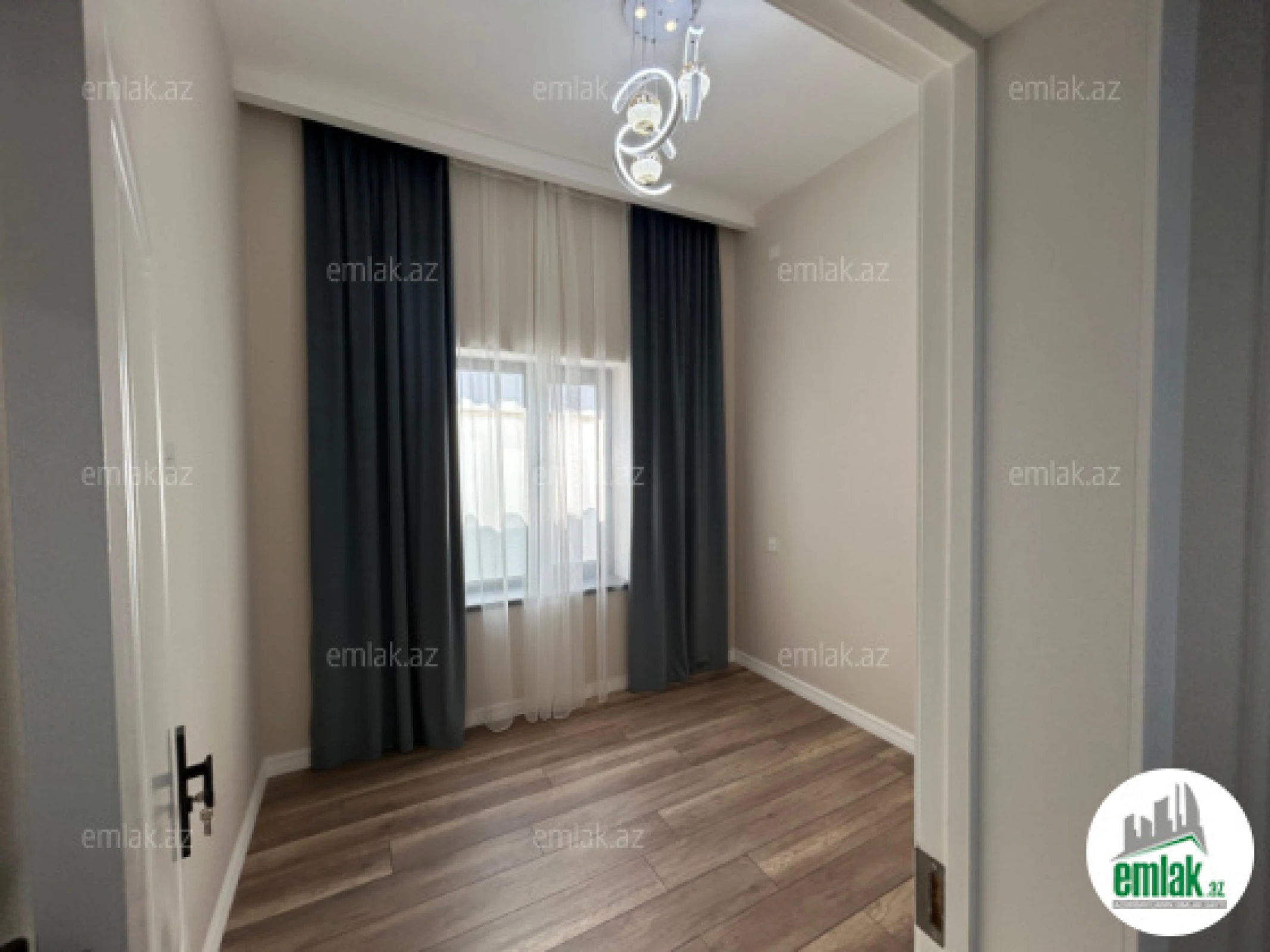 Satılır 4 otaqlı mənzil 140 m²