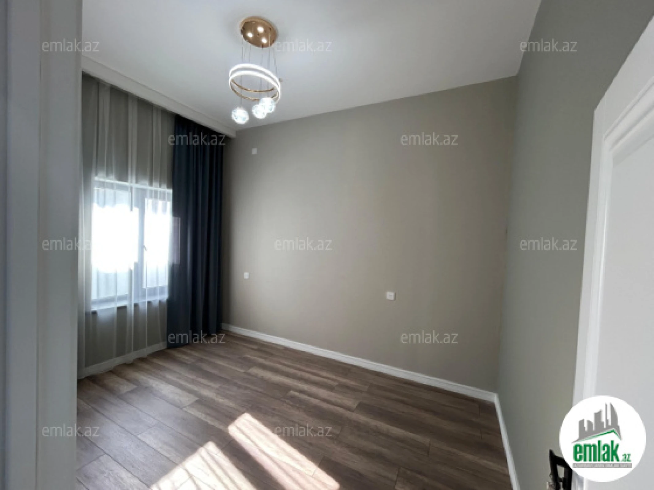 Satılır 4 otaqlı mənzil 140 m²
