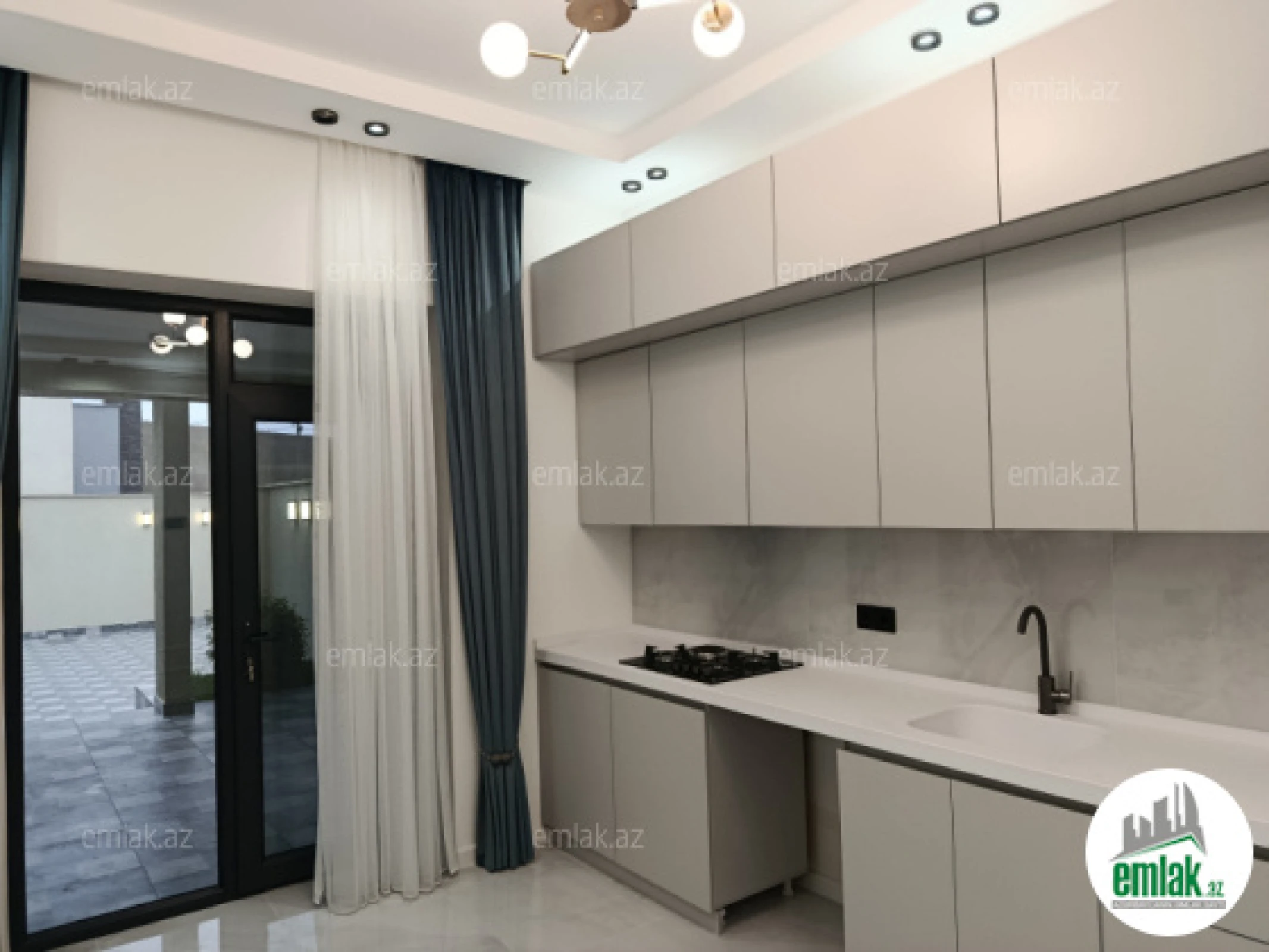 Satılır 4 otaqlı mənzil 150 m²
