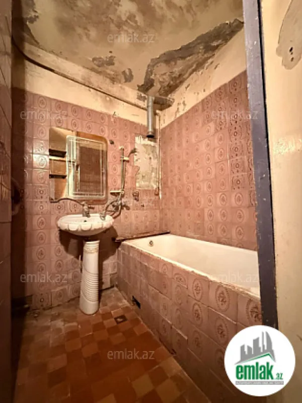 Satılır 4 otaqlı köhnə tikili 100 m²