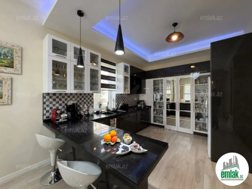 Satılır 5 otaqlı həyət evi 450 m²